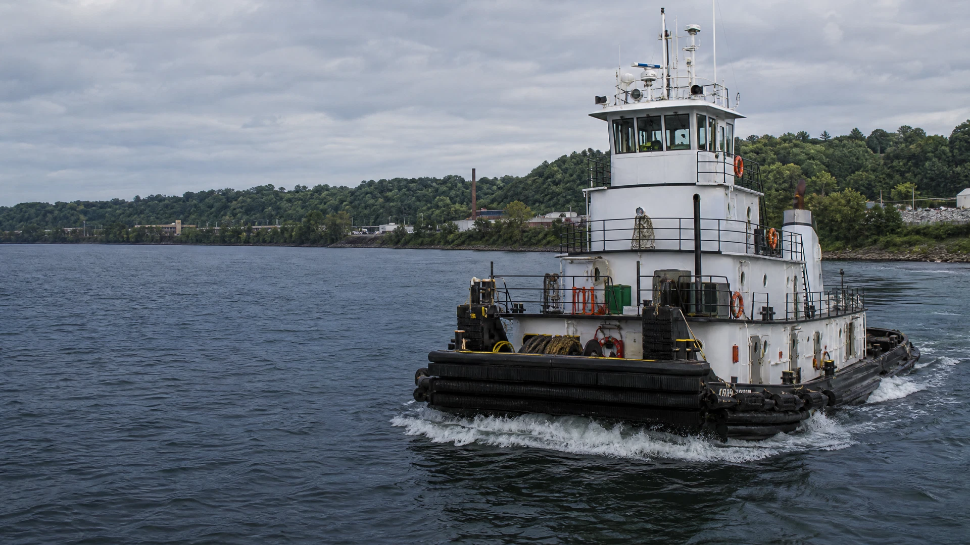 Working tugboat on the Ohio River near the Cincinnati shoreline